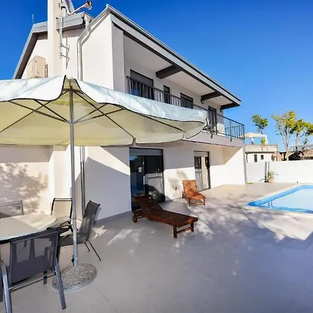 Hébergement de vacances Awesome Home In Privlaka