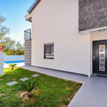Lovely Home In Privlaka